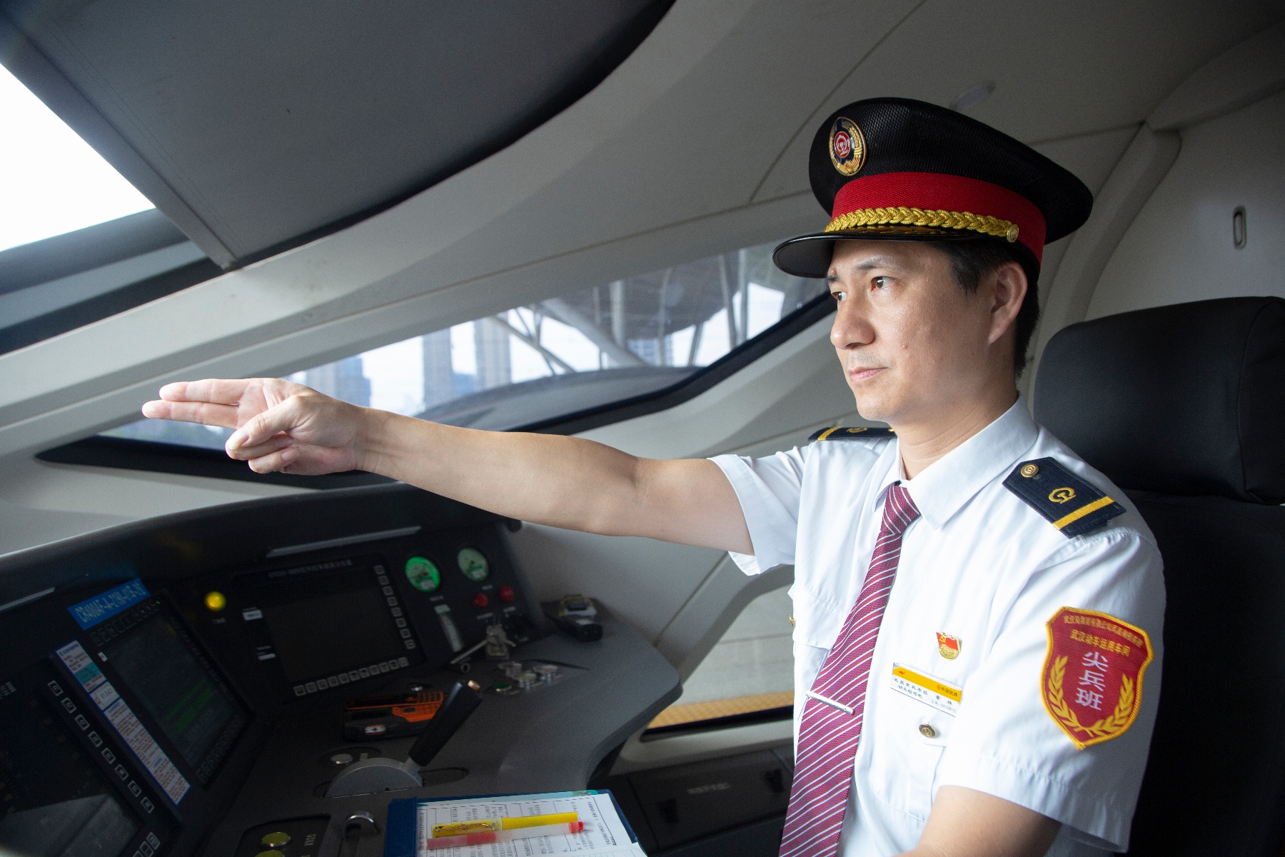 京广高铁全能高铁司机董林:从"绿皮车"开到"复兴号",熟练掌握22种动车