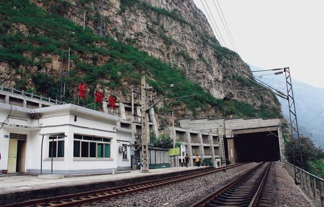 成昆铁路之长河坝火车站,被绝壁包围的隧道车站