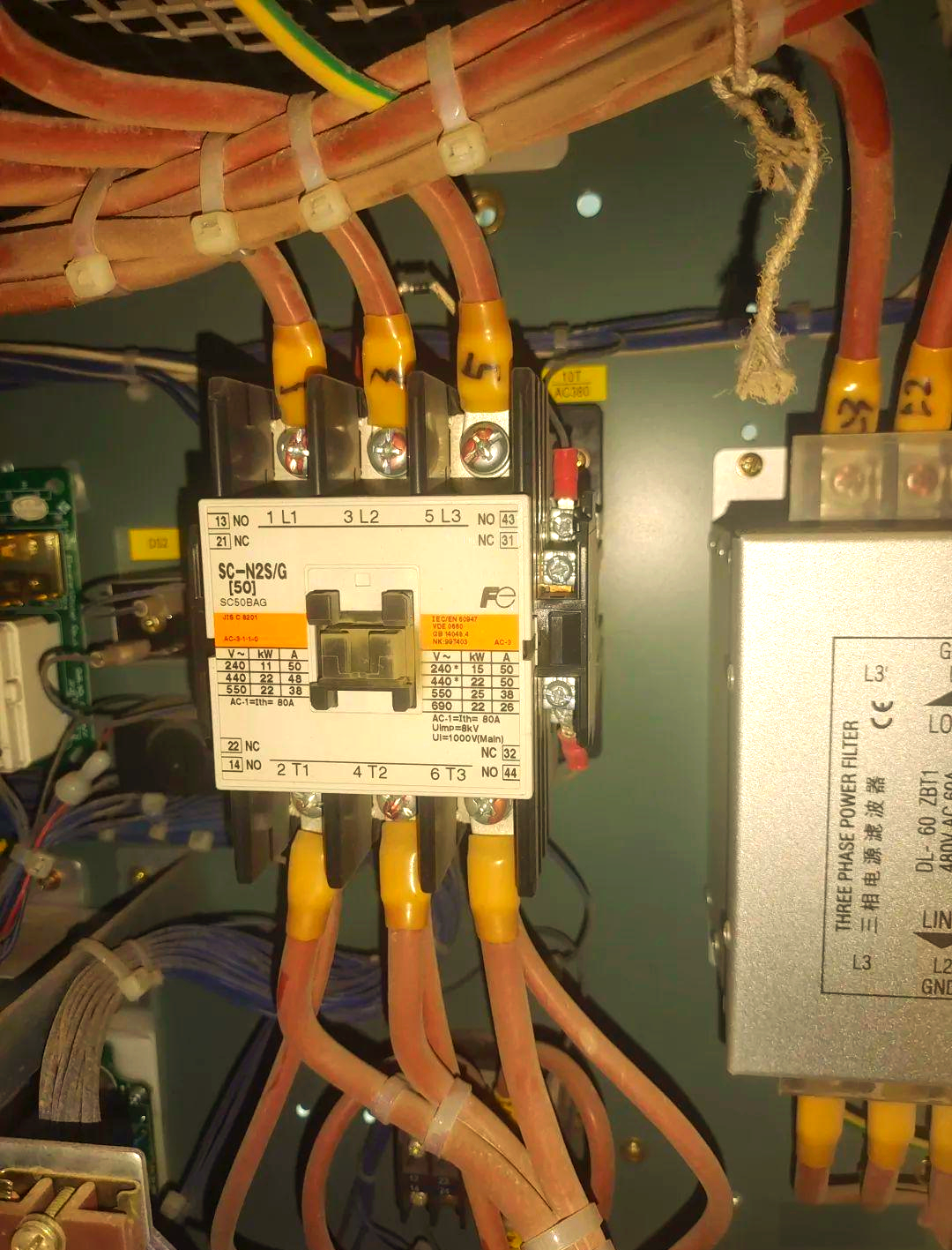 了解了10t的运行接触器功能后,我们进一步探讨在变频器输出三相交流电