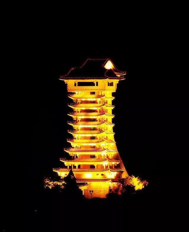 凤凰楼适合于远观 山为凤身,楼为凤颈凤头 夜色是最好的滤镜 为凤凰
