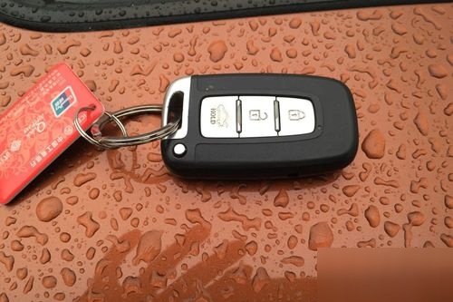 现代朗动钥匙怎么换电池 北京现代朗动遥控钥匙怎么换电池