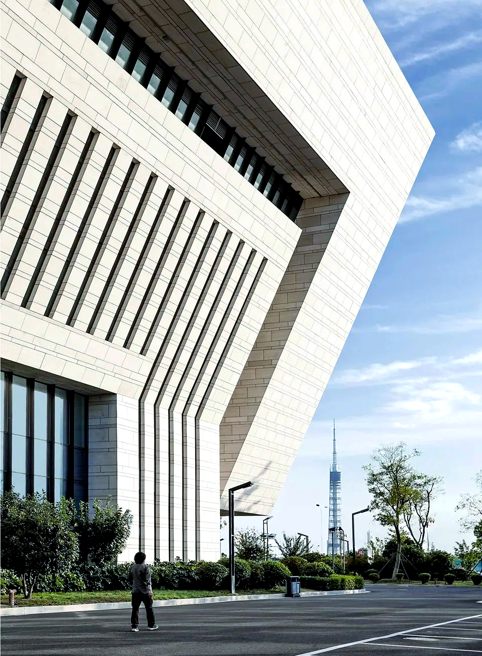 石材幕墙在现代建筑中的多样应用与优劣解析