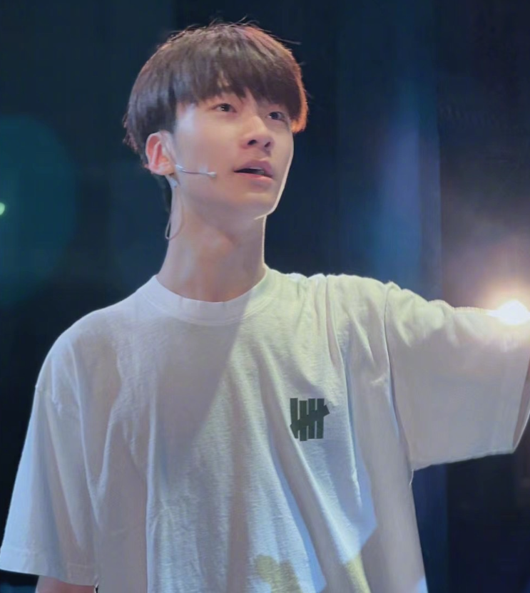 15岁张悦轩近照曝光,穿万元卫衣逛美术馆!女友视角下文艺气息浓