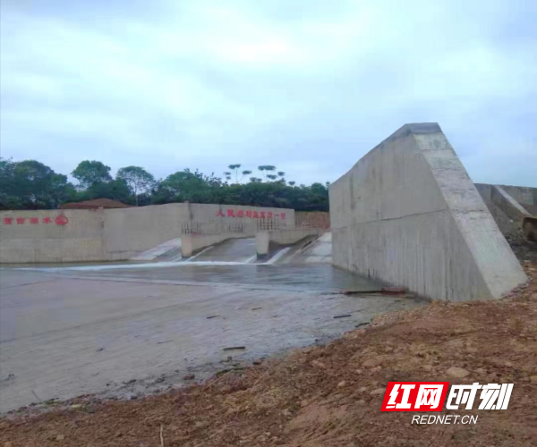 醴陵市李畋镇:干群同心修河坝 民心工程护平安