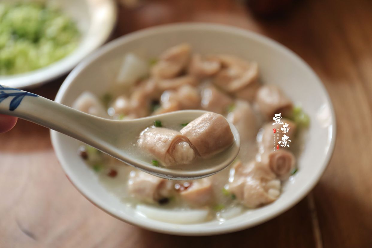 泉州的特色小吃"小肠汤"吃过一次就忘不了,味道醇香口感真好