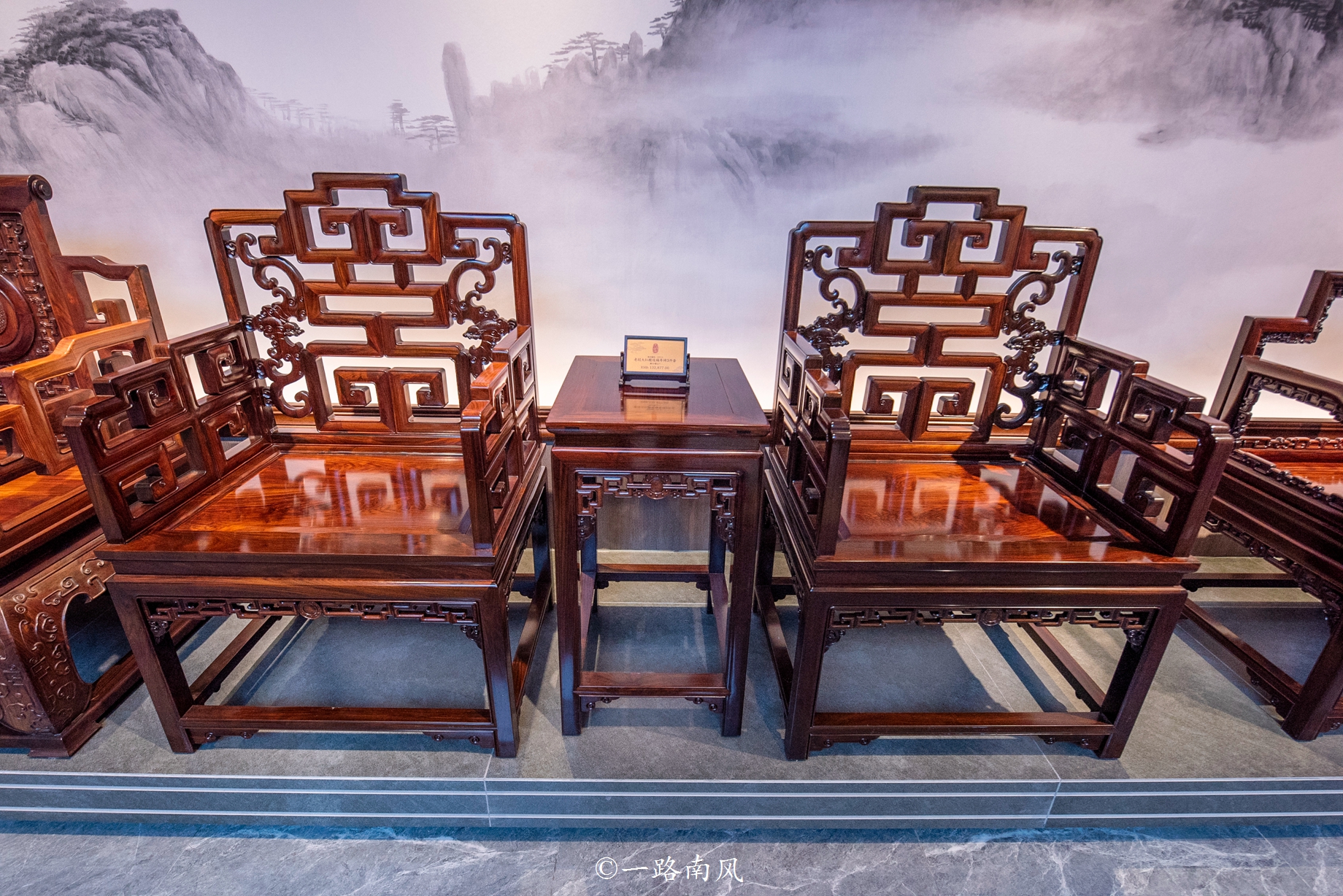 云浮这个地方真是不简单,一张床值1500万,随便一套家具几十万