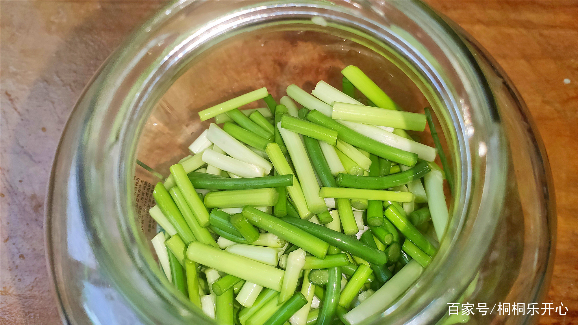 蒜苔怎么腌制才好吃(蒜苔怎么腌制才好吃放的时间长一点)