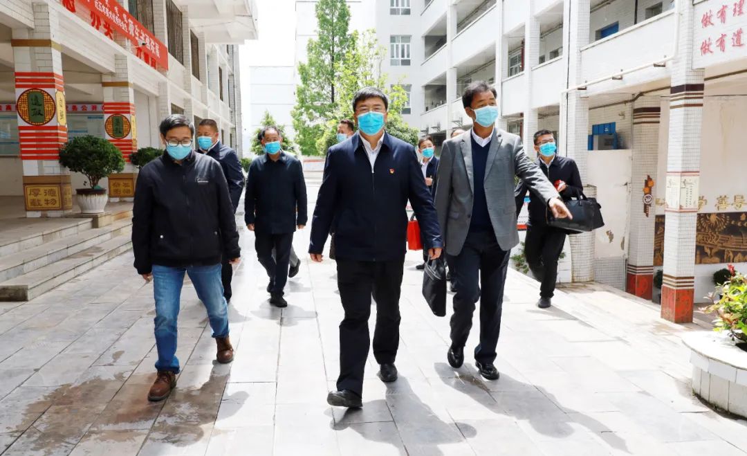 胡敬斌到毕节第三实验高级中学调研