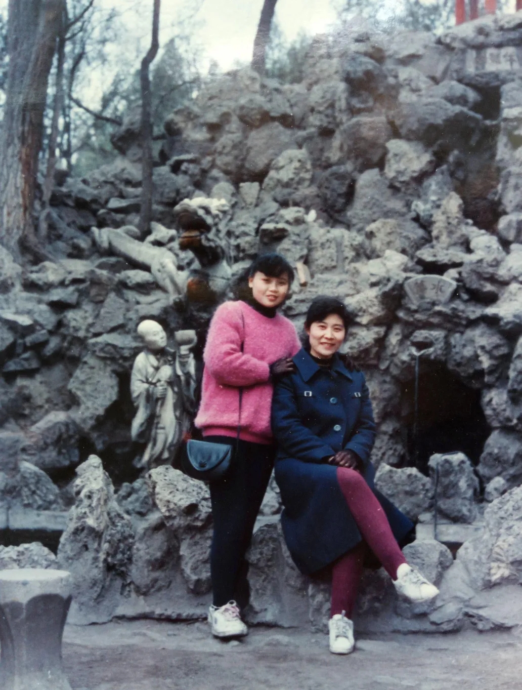 老照片:1990年一位美女在南京的留影;1995年菏泽新婚夫妇的合影