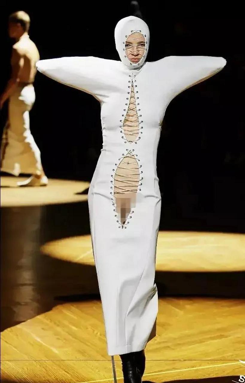 遮住脸暴露隐私部位,心里多变态才设计出这么些玩意儿?