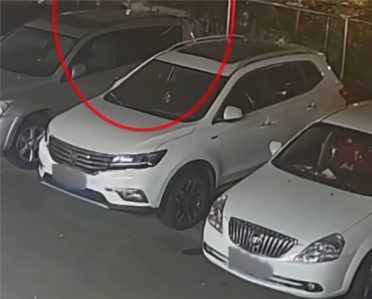 特斯拉后备箱30万现金消失！车主：车是自动落锁 疑为感应到5楼蓝牙钥匙
