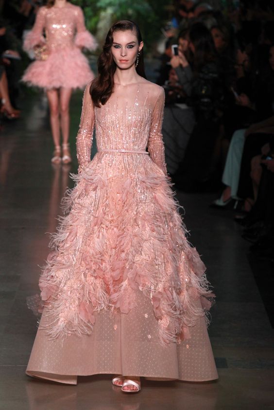 elie saab高定秀场:羽毛元素极尽奢华,洛可可式浪漫