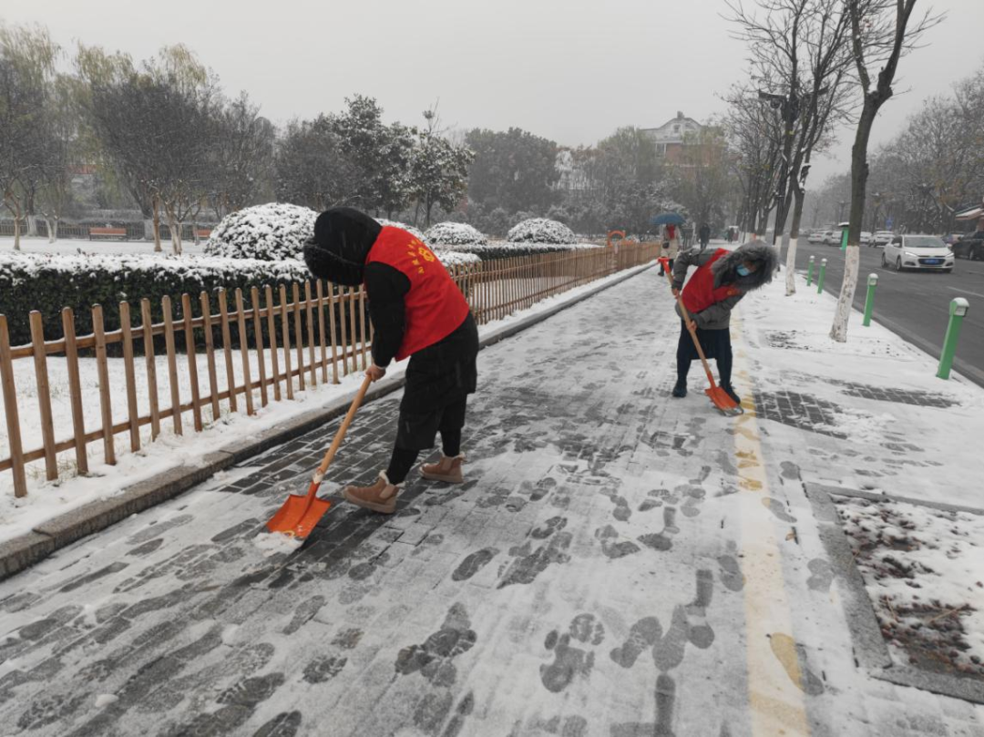 南陵縣婦聯組織機關幹部上路清掃道路及人行道上的積雪,以實際行動為