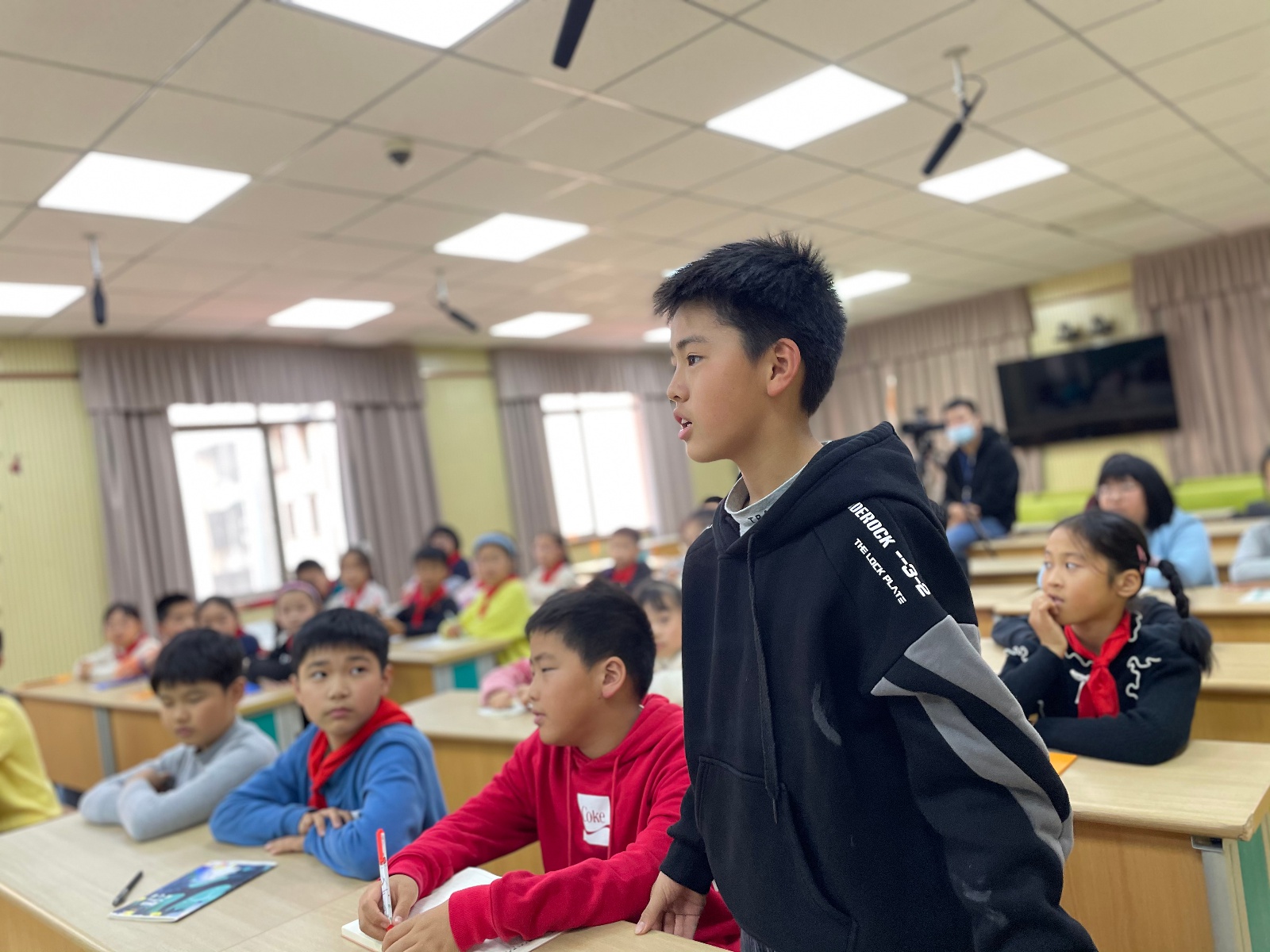 湖州市凤凰小学:我和主持人学播报