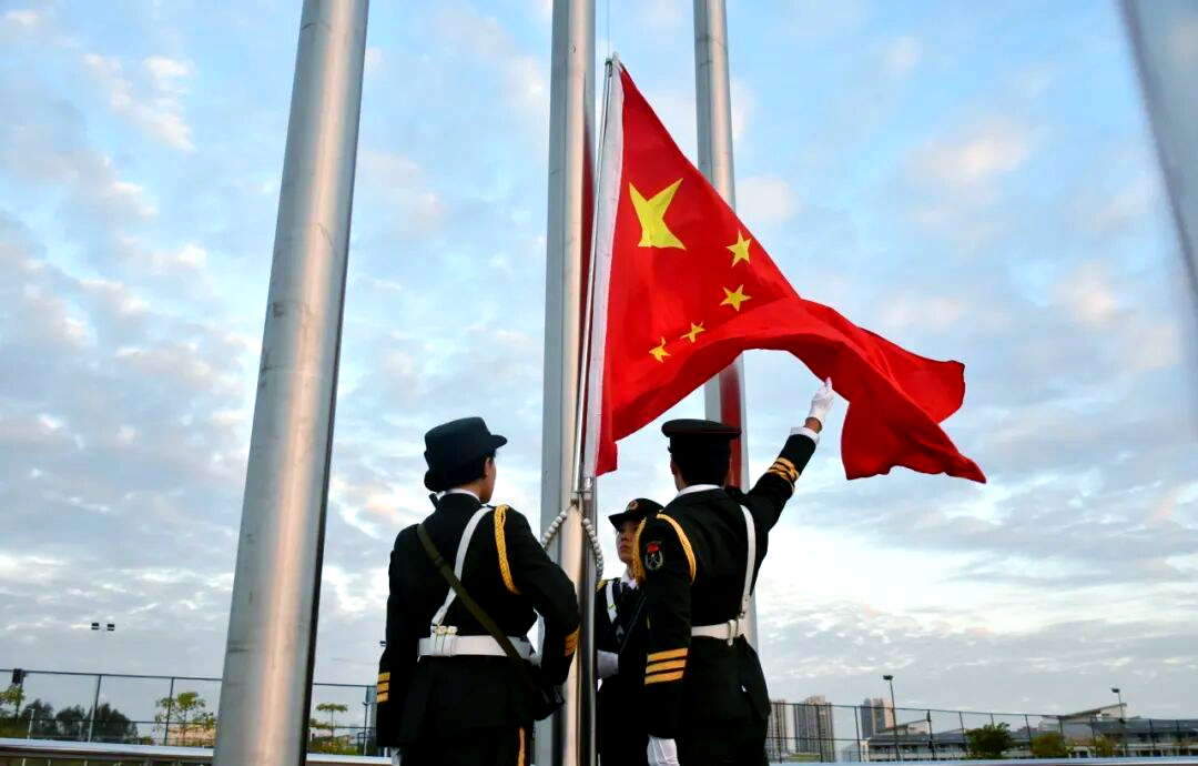 青年学生在国旗下接受爱国主义教育的多面探索