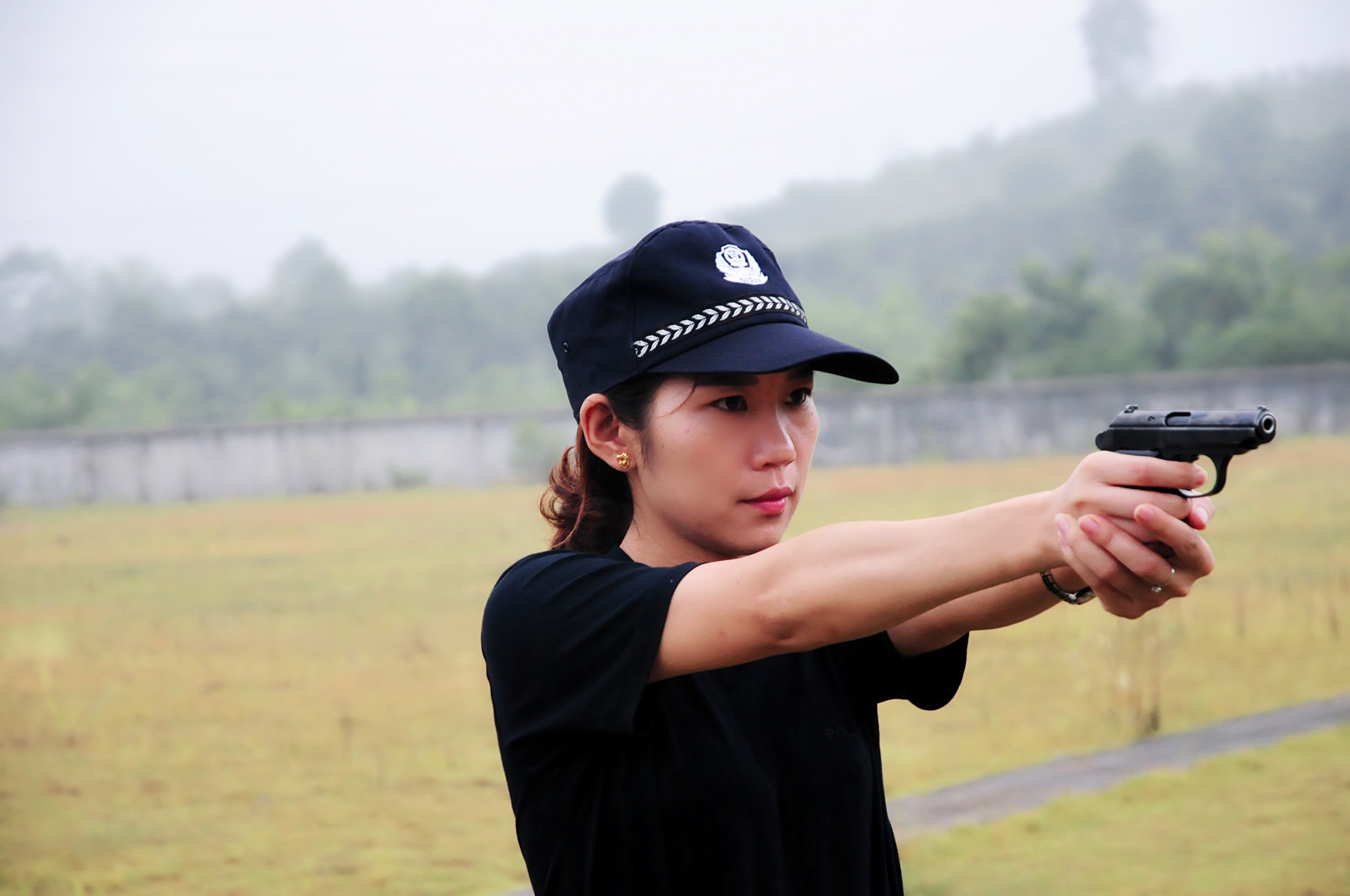 在汗水中绽放的靓丽警花