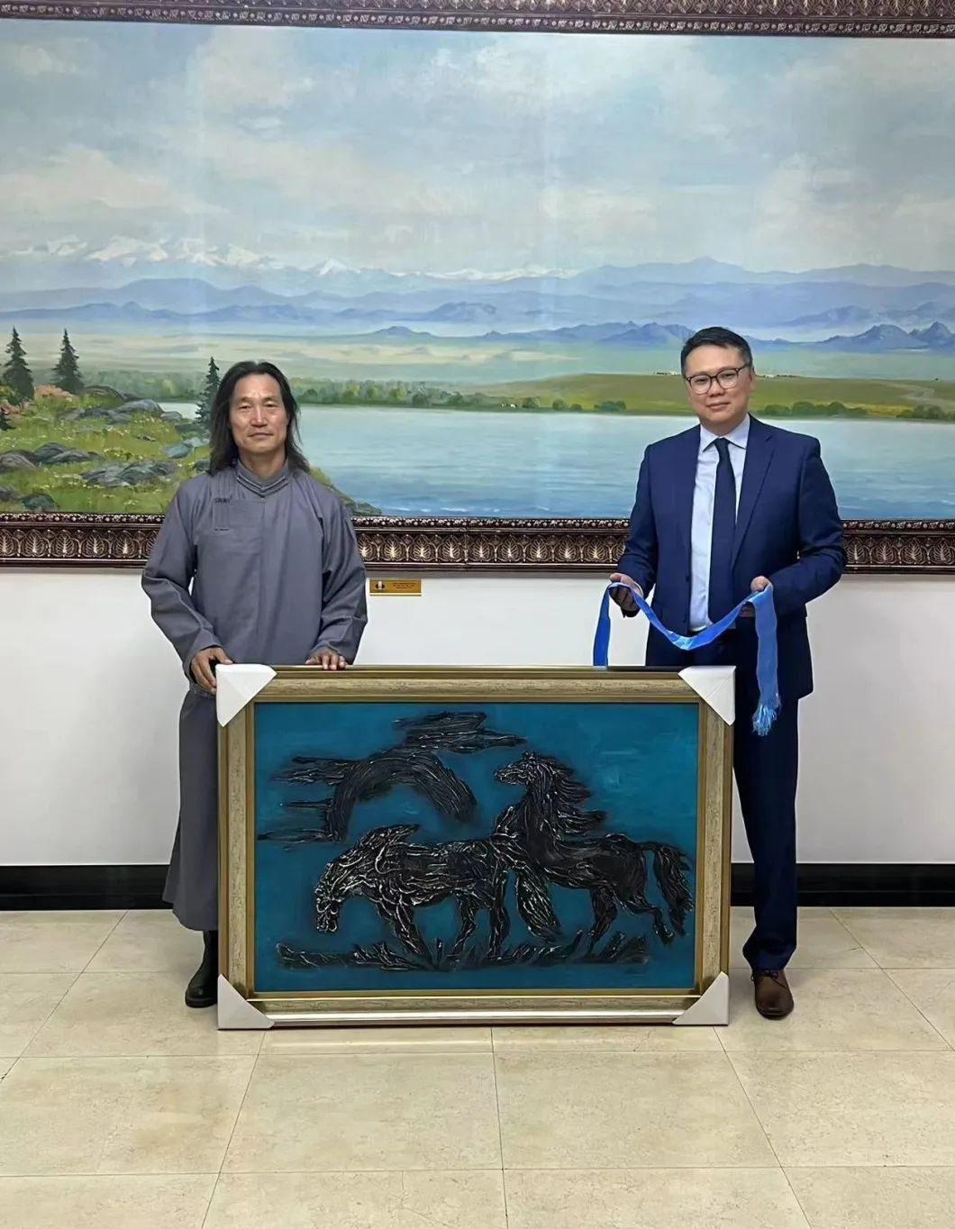 著名画家阿鲁斯油画作品《远恋》被蒙古国驻华大使馆收藏