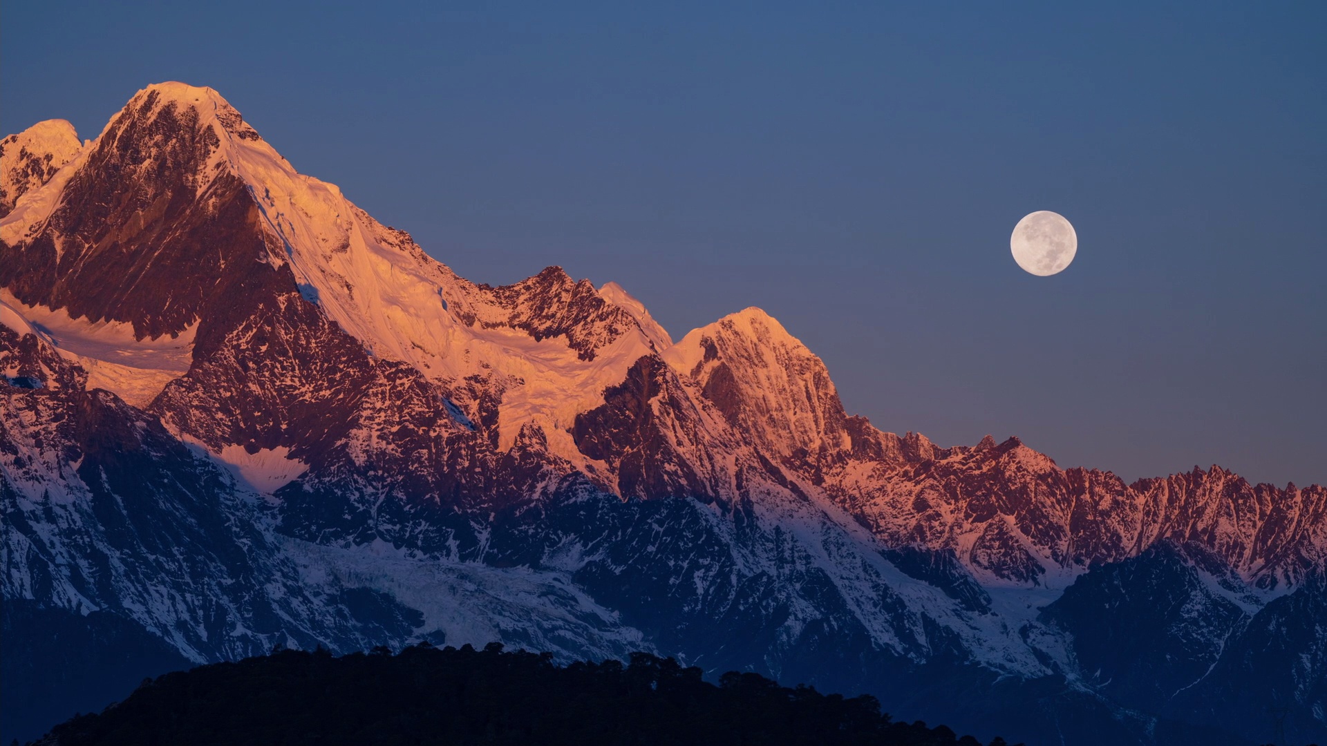 梅里雪山日照金山与满月浪漫同框