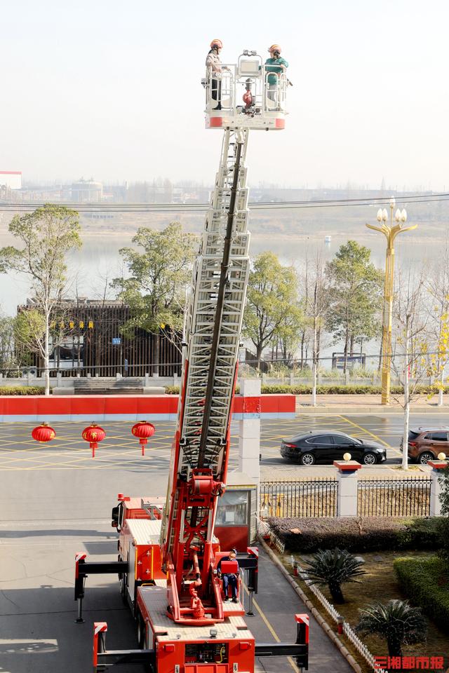 53米云梯车上体验新年首个消防"开放日"