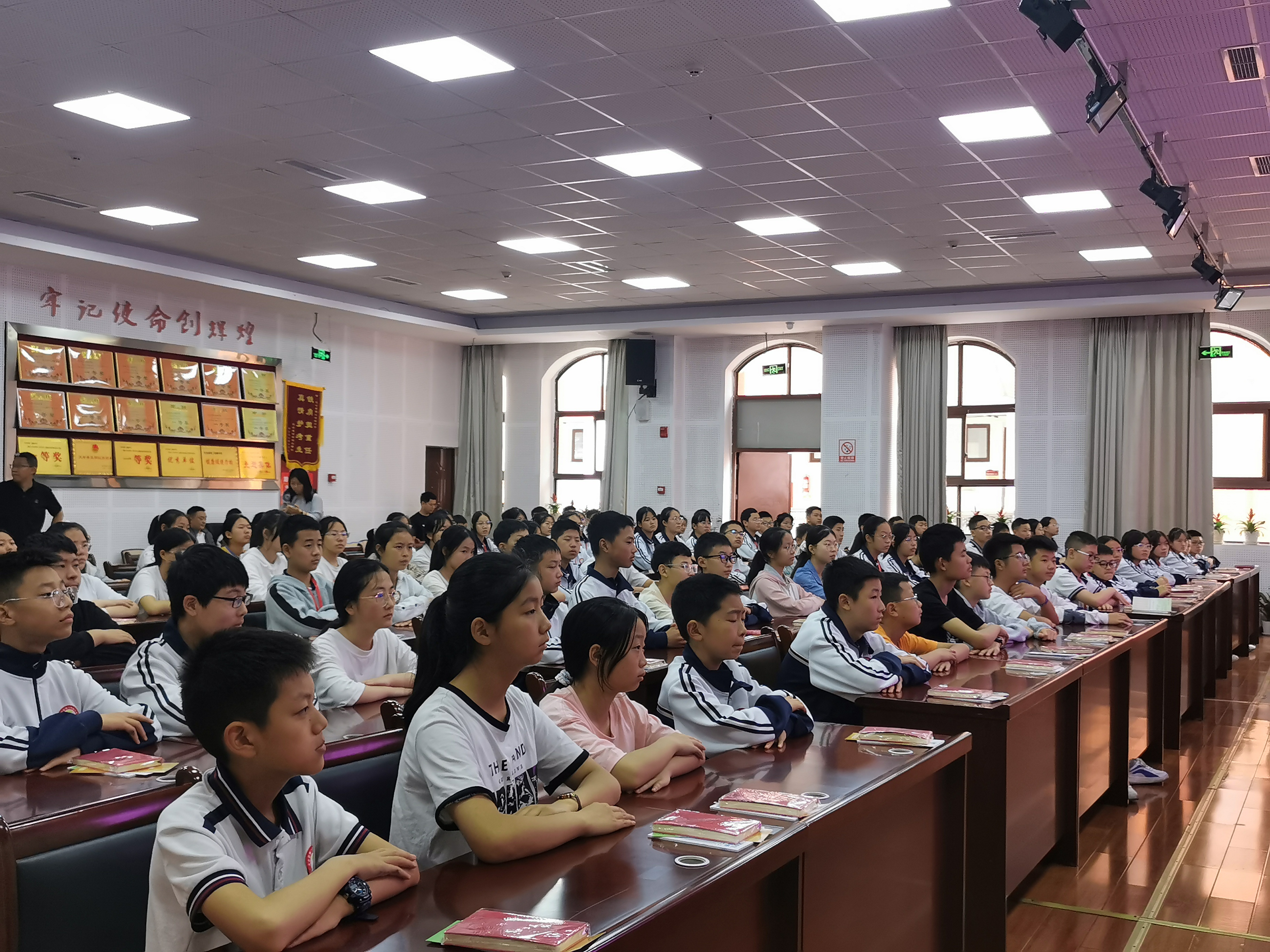 天全县第二初级中学开展健康知识讲座进校园活动