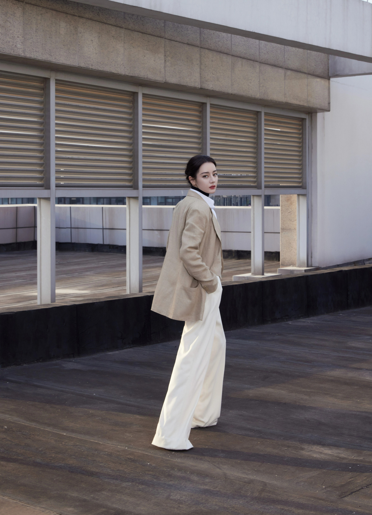 迪丽热巴教你变身干练女强人 西装长裤红唇盘发 助你闪耀职场之路