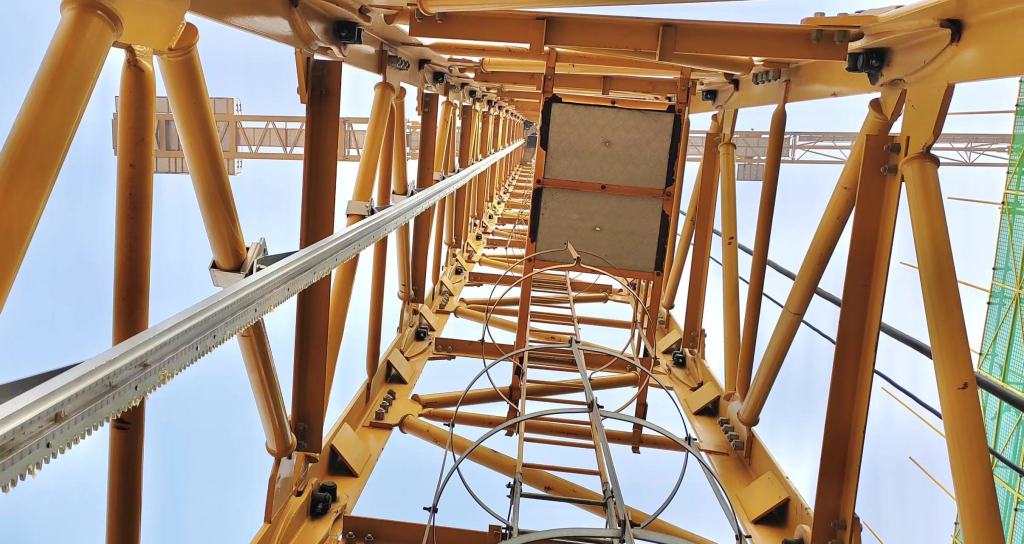 青岛首例塔吊爬塔机投入使用,打造高层建筑智能建造新样板