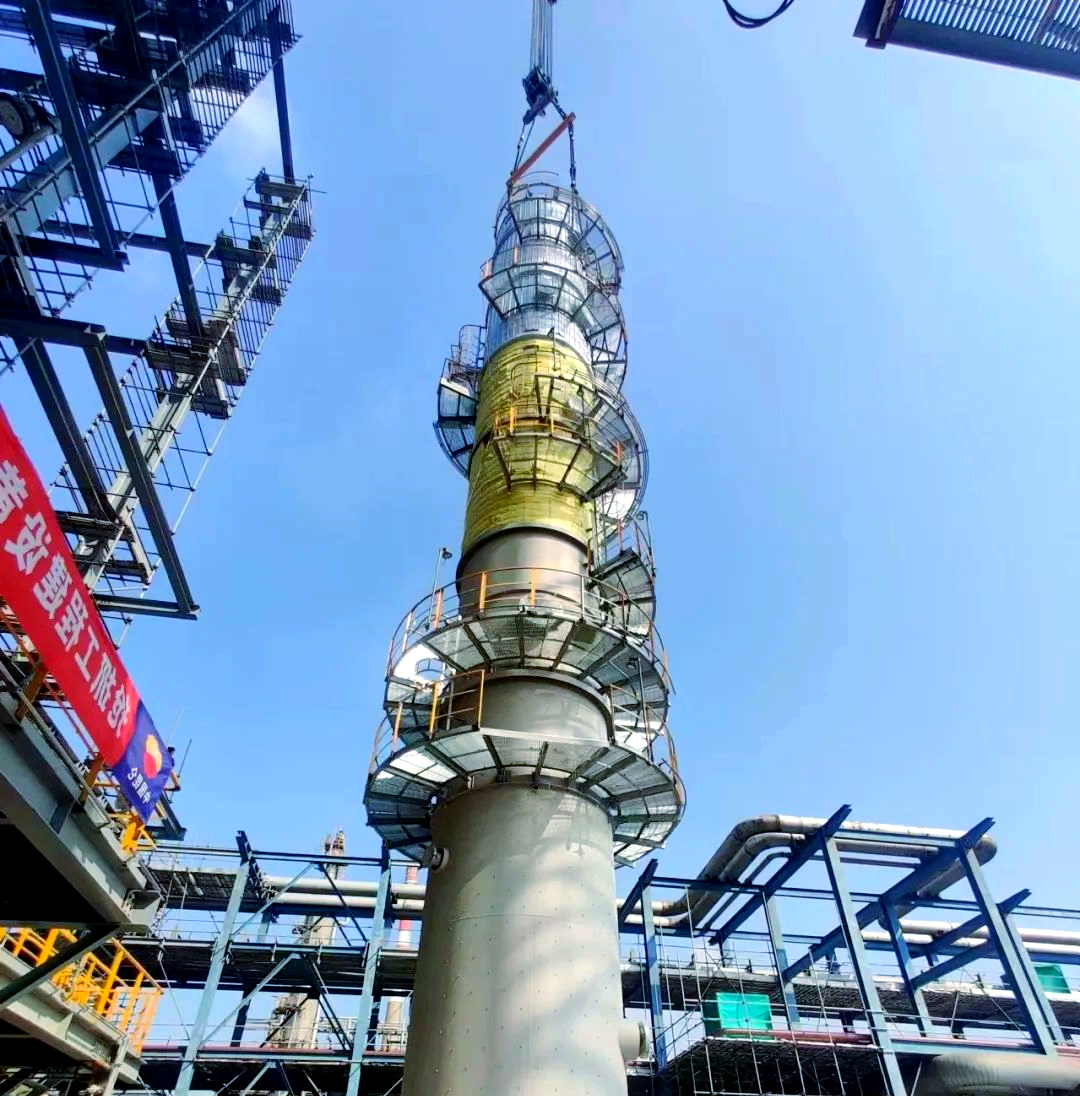 紧接着,1#抽余液塔的吊装