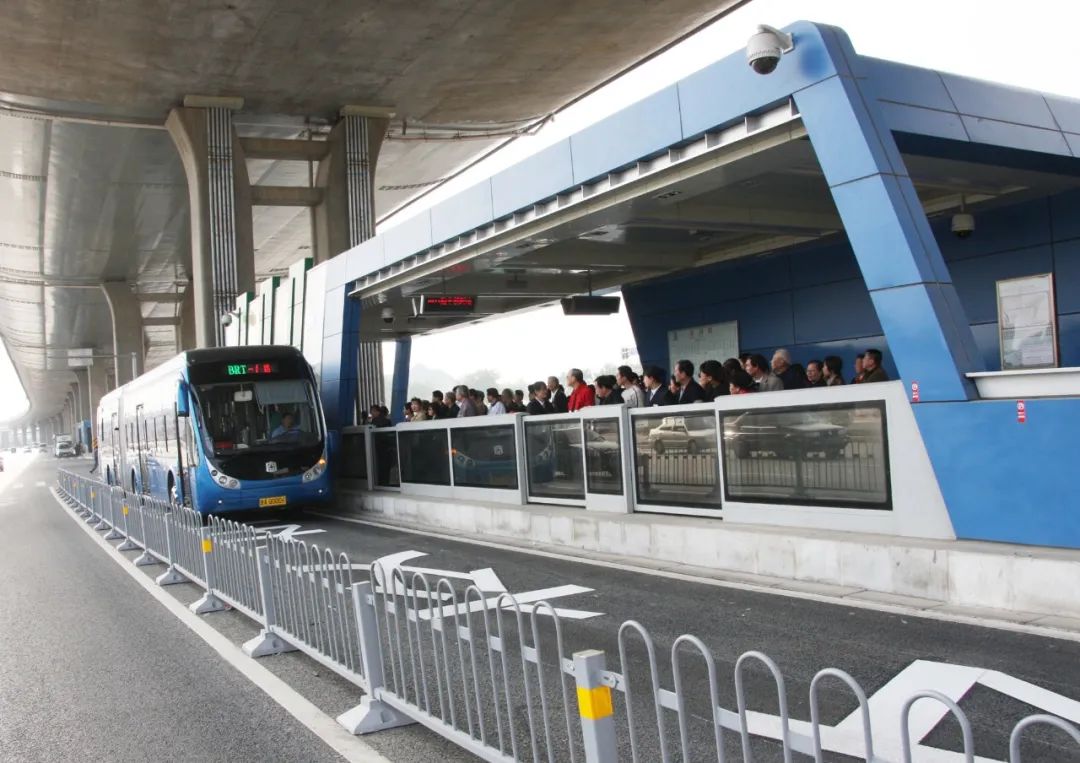 2008年4月,济南brt-1号线载客试运行,是当时我省第一条快速公交(brt)
