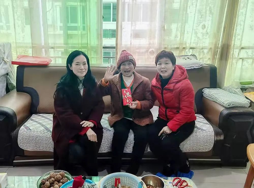妇女事业薪火相传  新老姐妹共话发展——桂林市妇联党组书记陈薇薇