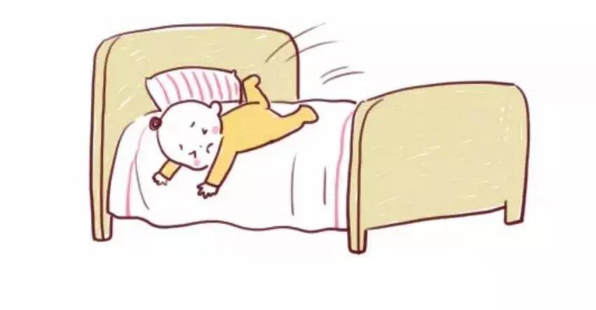 一次普通的坠床,父母的不正确操作,差点要了孩子的命