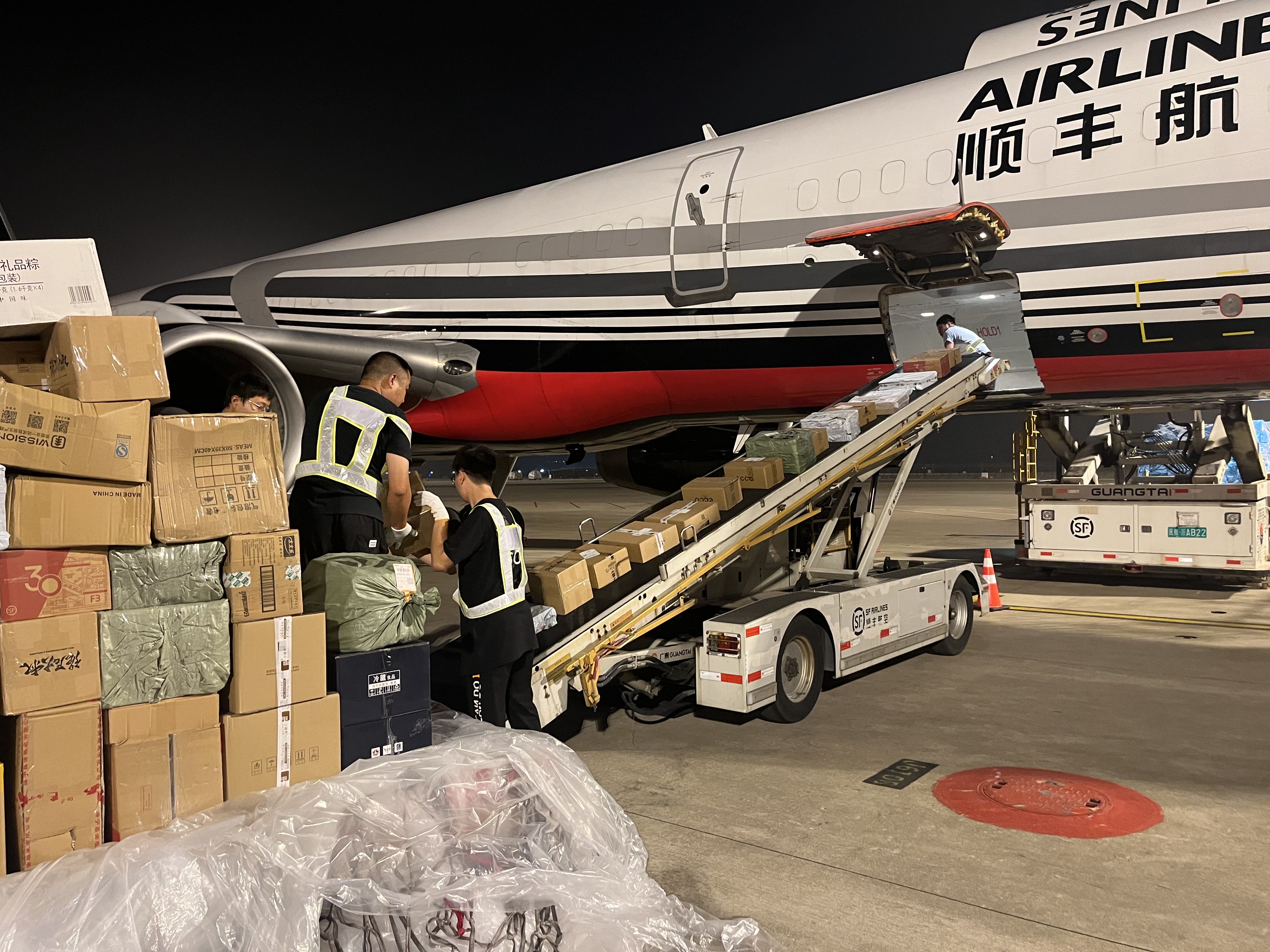 18"剁手购买的东西收到了吗?杭州萧山机场后半夜属于快递