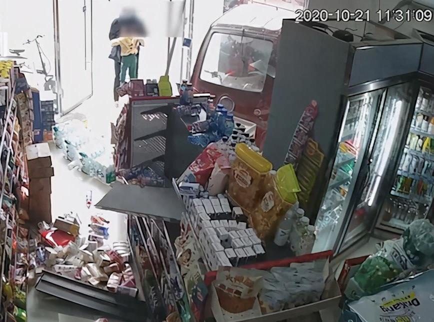 超市冲进一辆三轮车"肇事司机"才2岁