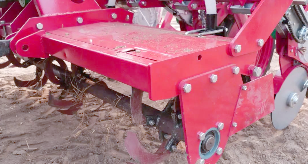 农哈哈微型条带旋耕玉米播种机:多功能作业,适合多种地形种植