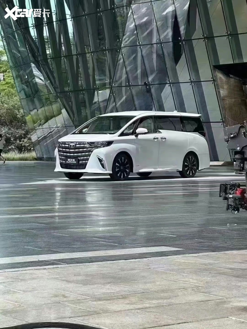 6月21日首发 全新丰田埃尔法国内谍照
