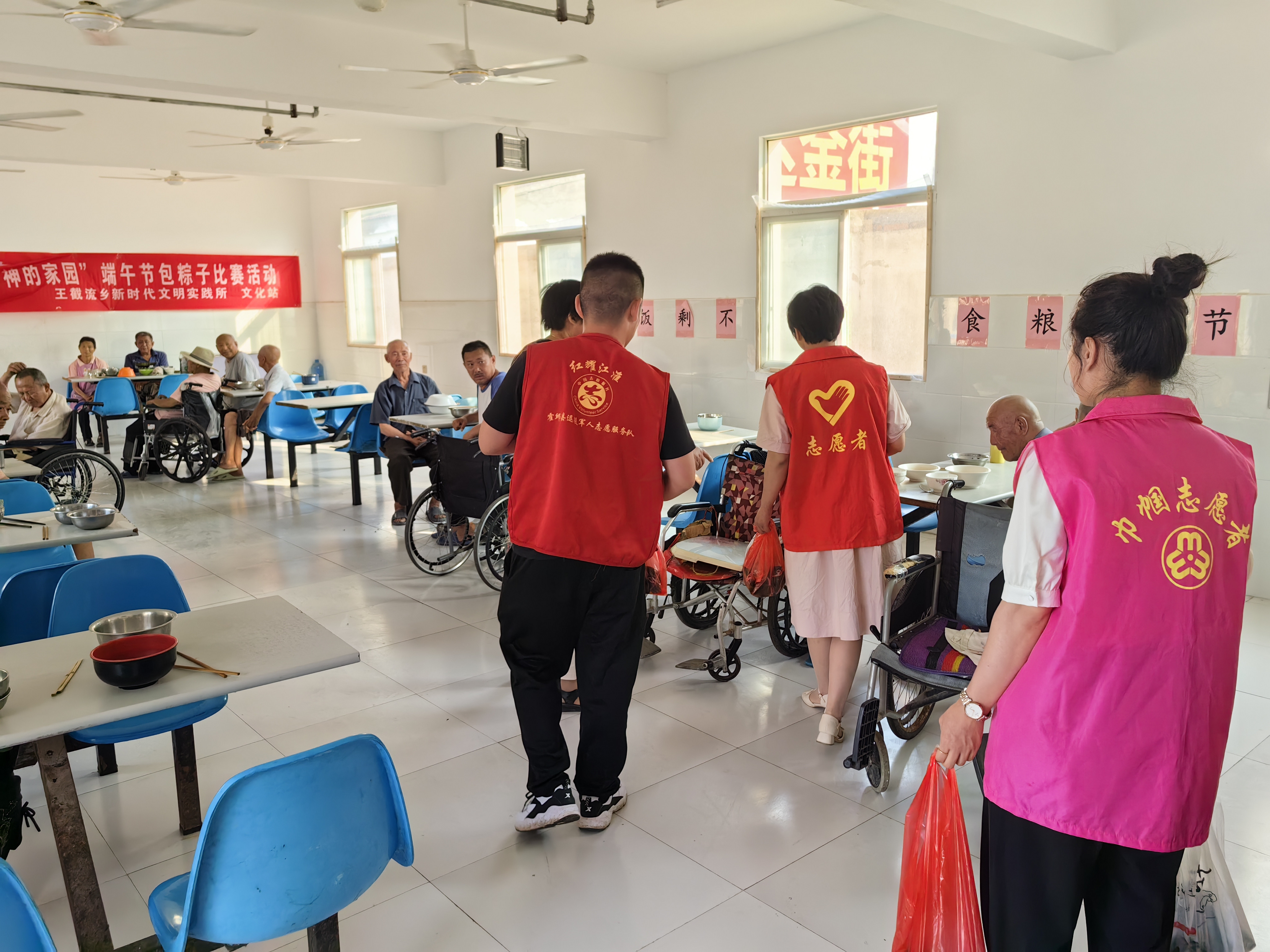 霍邱县龙潭镇:端午敬老情暖乡村