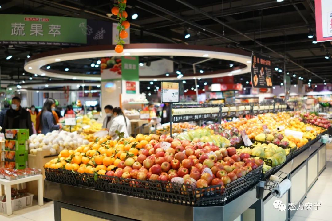 "每天早晨八点半,在超市开门营业之前,所有肉类,蔬菜,水果等新鲜商品