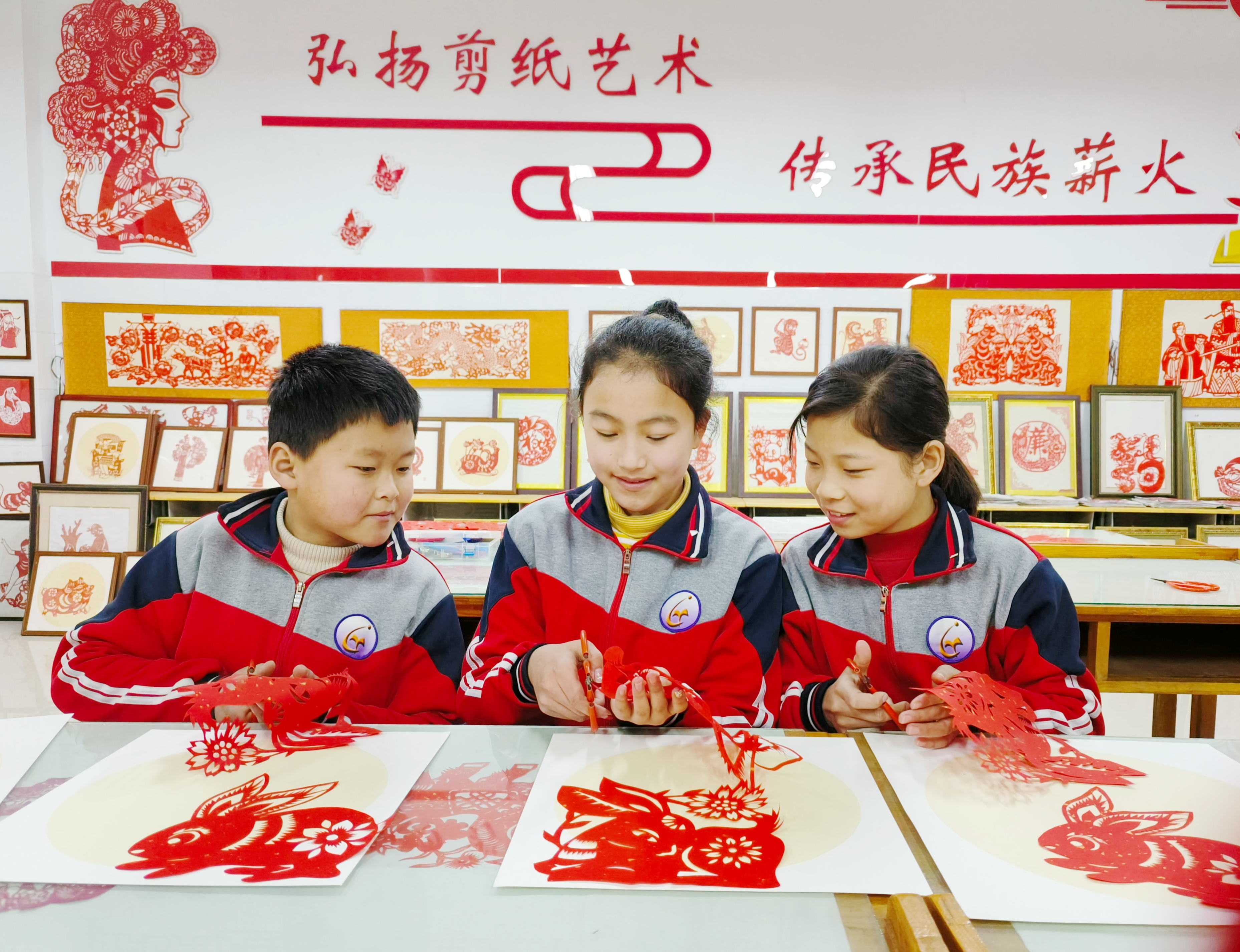 山东滨州:阳信河流陈家小学剪纸开启"开学第一课"