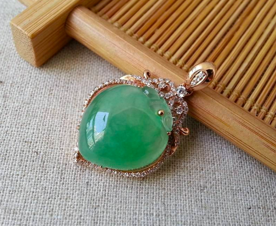 造型简单的翡翠桃子吊坠,为何喜欢的人很多?它有哪些寓意呢?