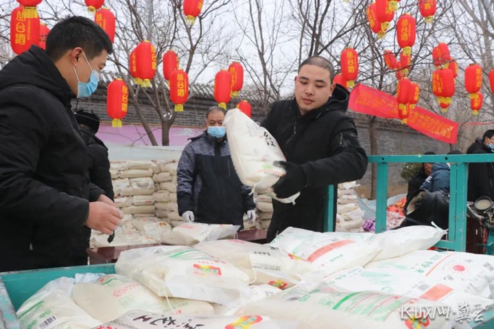 邯郸永年:广府东街村连续13年为村民发年货