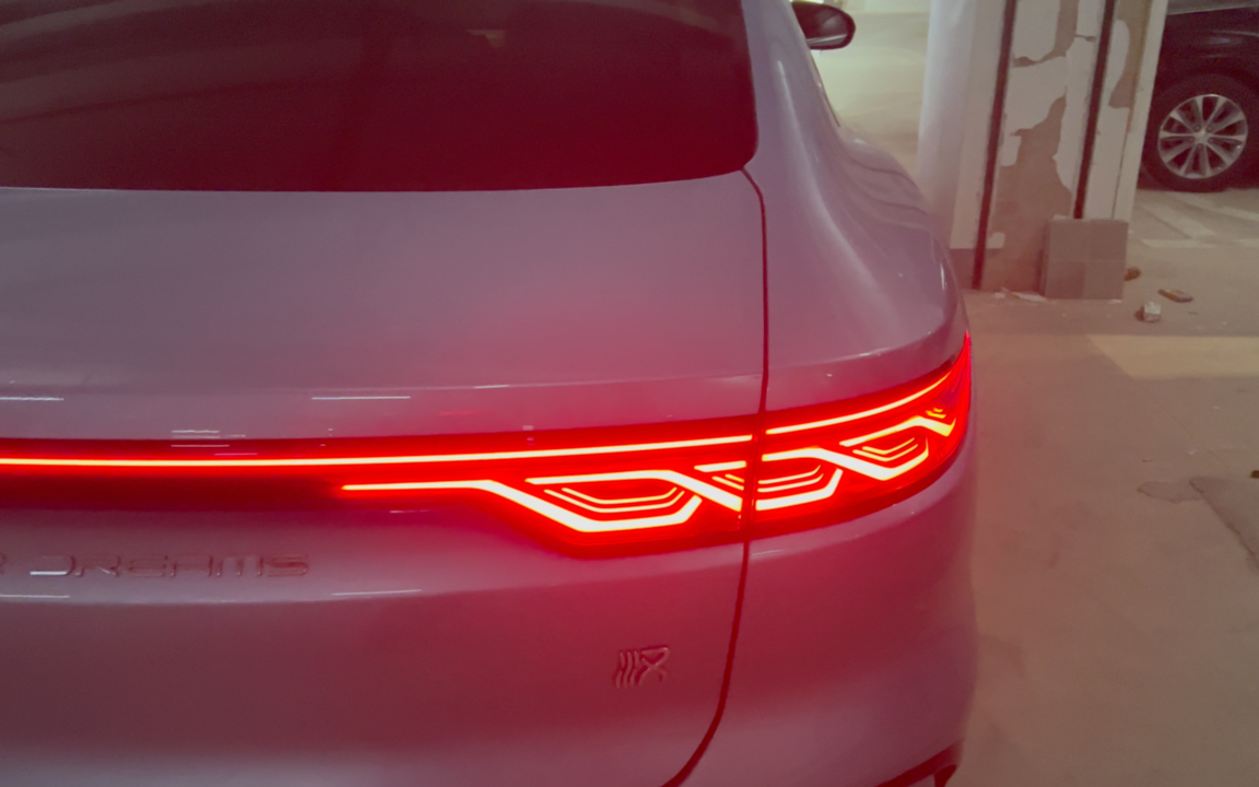 比亚迪尾灯一直亮怎么回事