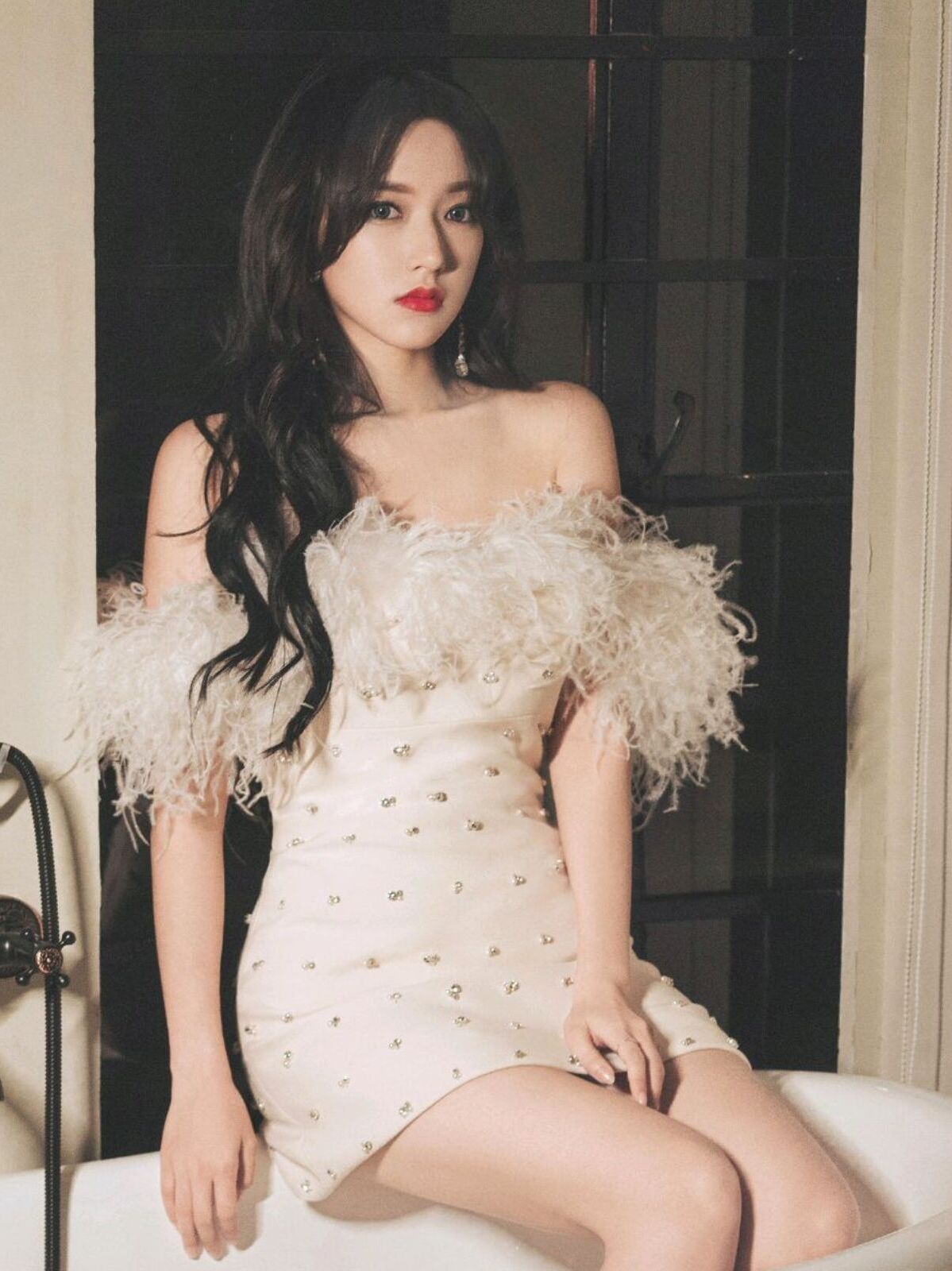 程潇拿掉"铁刘海"后更优雅了,穿包臀裙太显气质,女人味十足