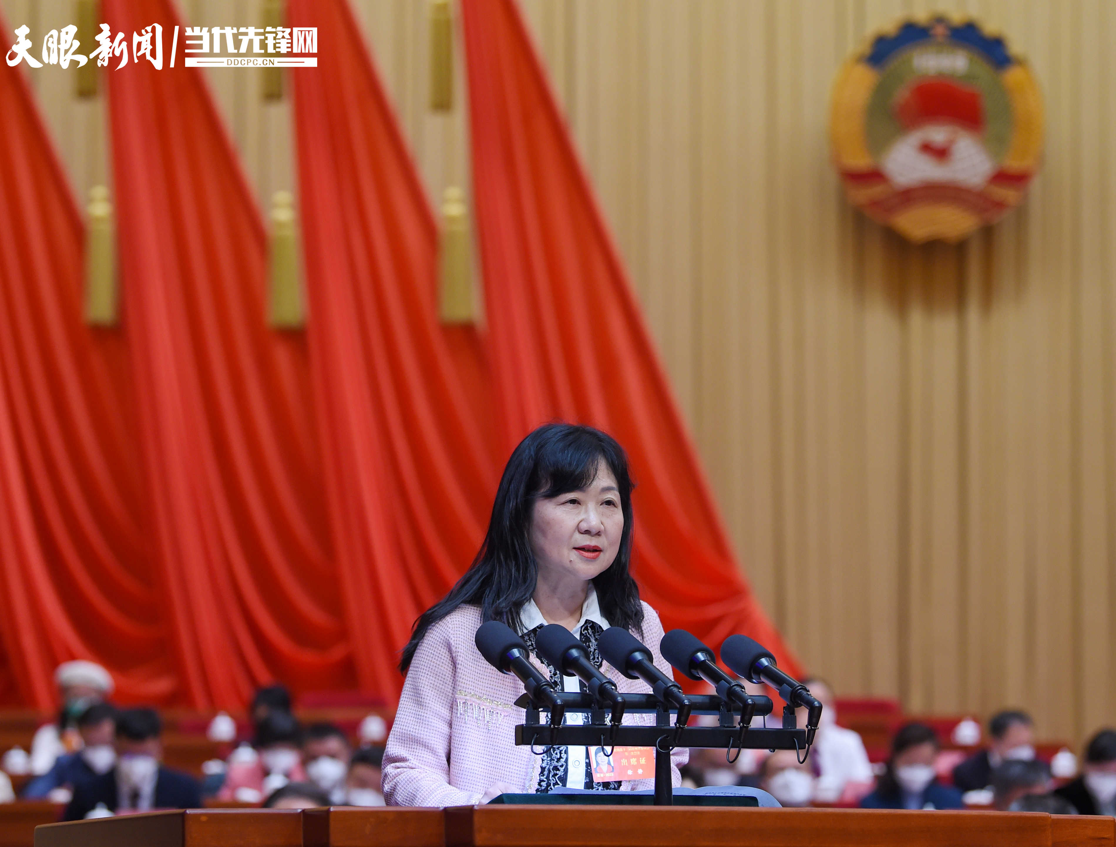 省政协十三届一次会议举行第三次全体会议