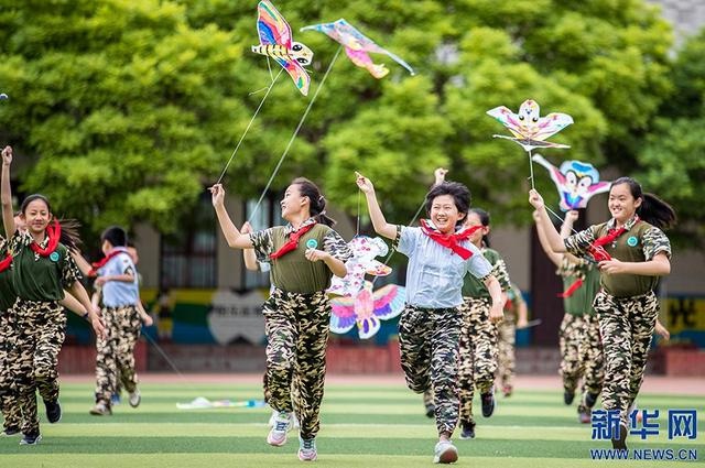 9日,内蒙古自治区呼和浩特市玉泉区五塔寺东街小学学生在放飞彩绘风筝