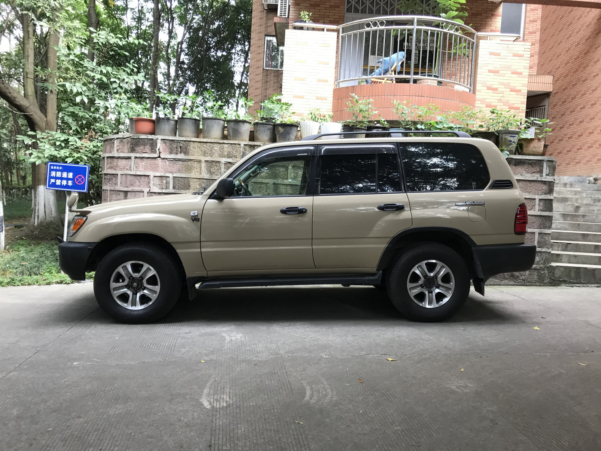 沙漠黄lc100陆地巡洋舰,配上lx470轮圈效果,丰田经典越野车整备