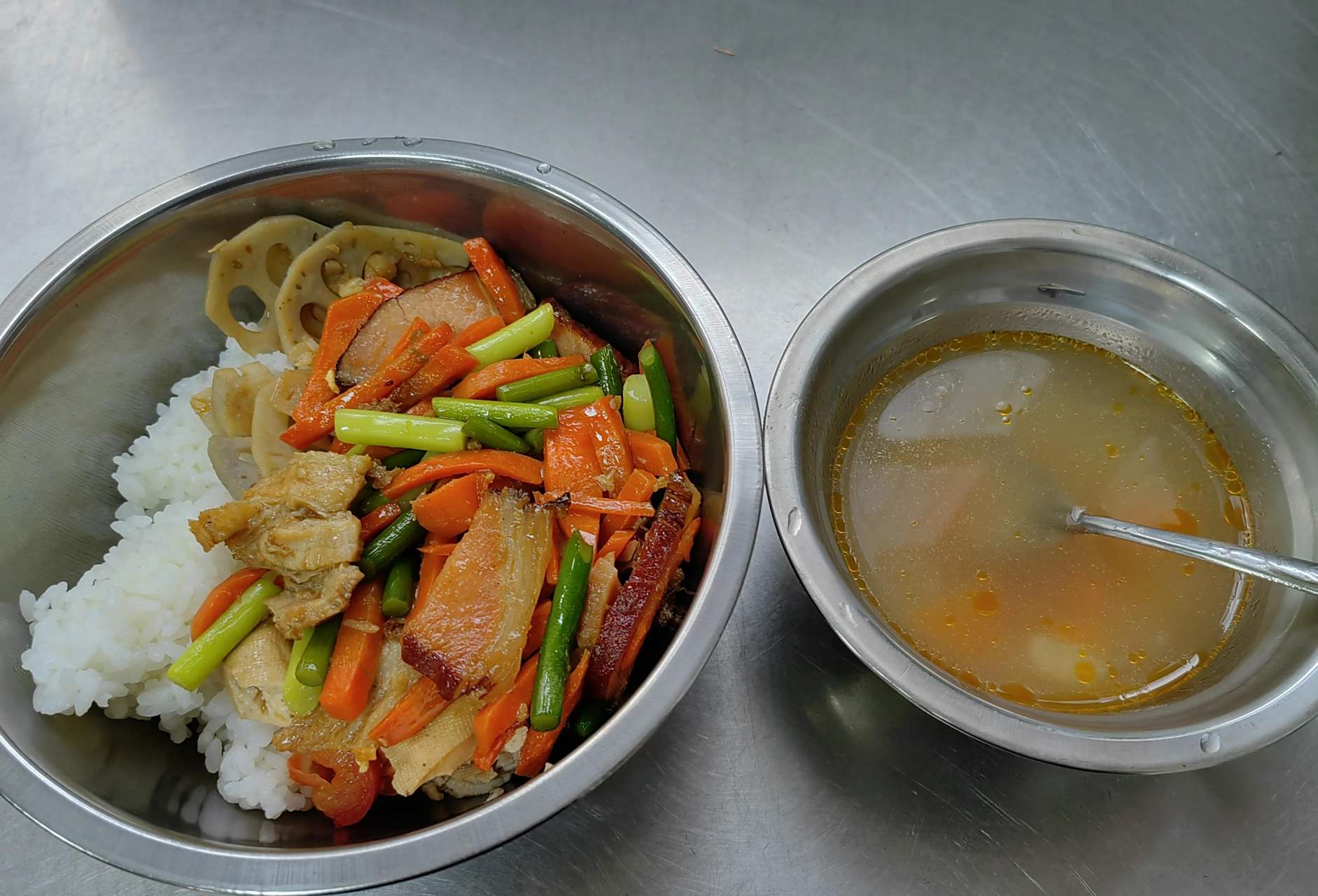 实拍一线城市深圳民办幼儿园食堂饭菜