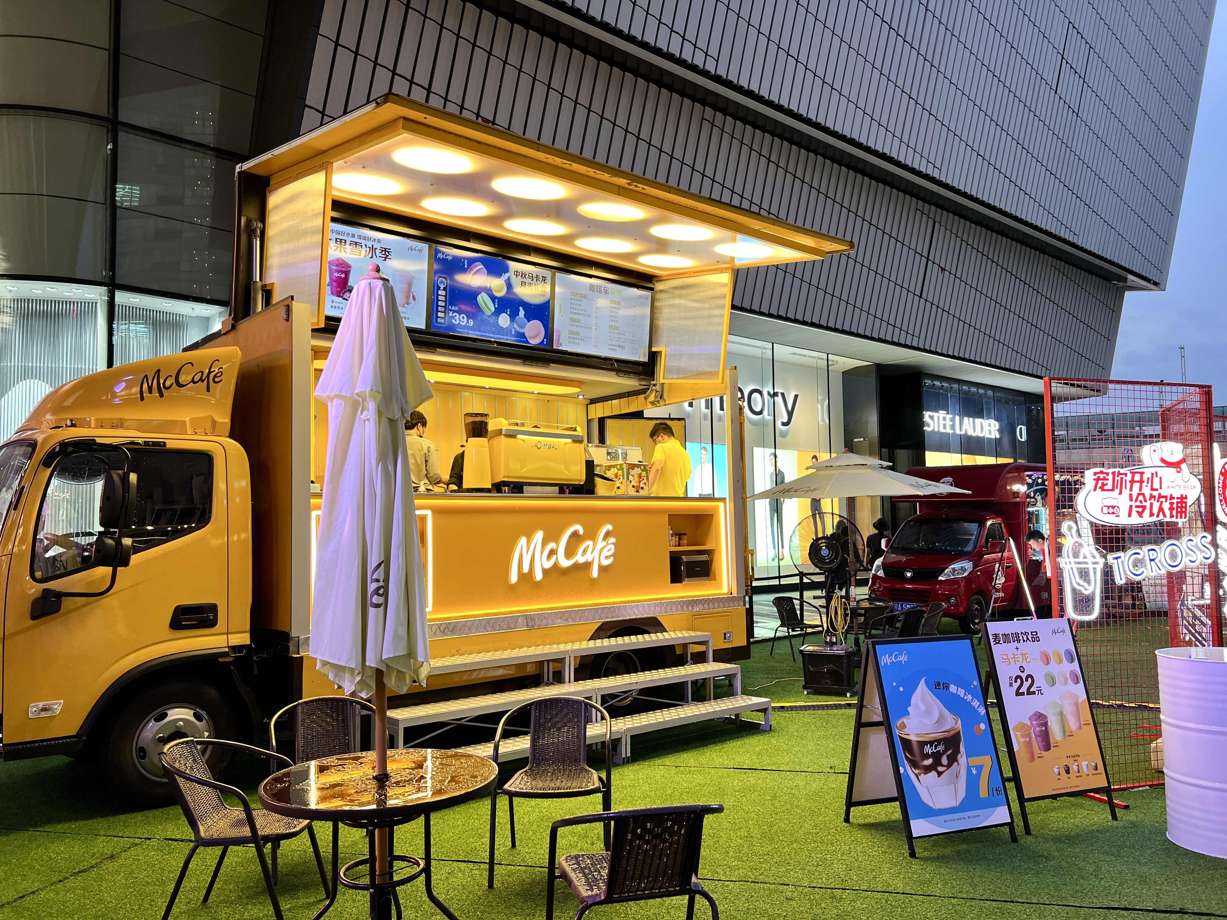 夏日夜晚,来静安逛露天市集,品醇香咖啡