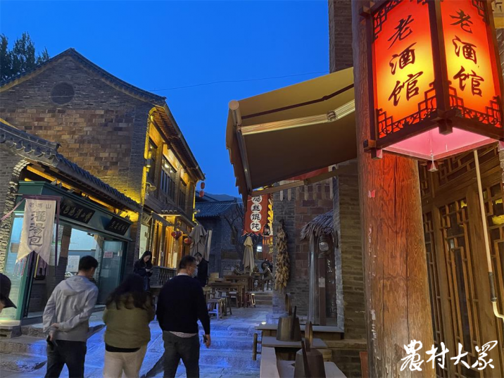 走齐长城文化体验廊道·视频|来老颜神美食街逛吃,感受烟火气中