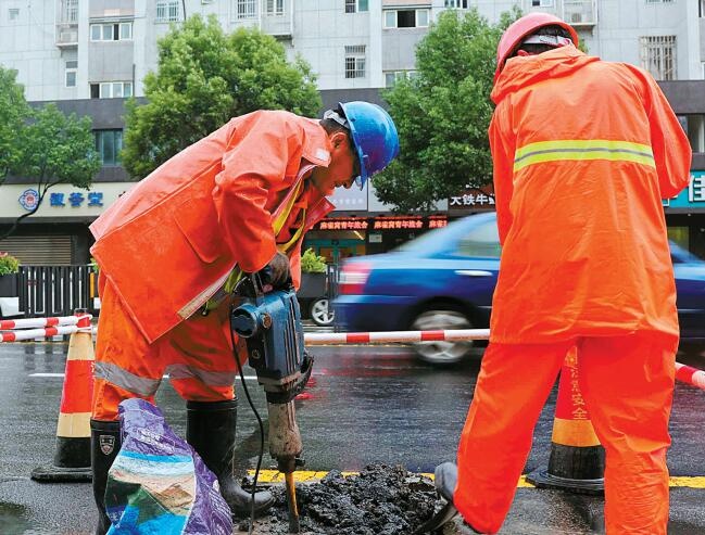 城管市政部门全力抢修恢复各类设施