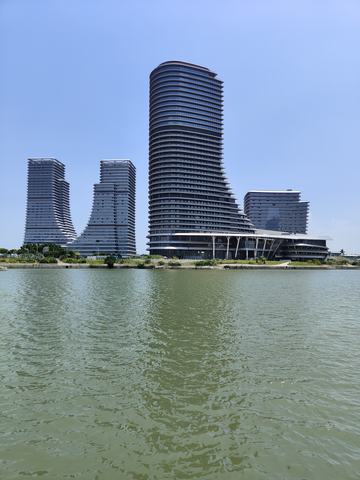 海沧湾是一座沿海湾线打造出的带状公园,厦门旅游的绝佳地方