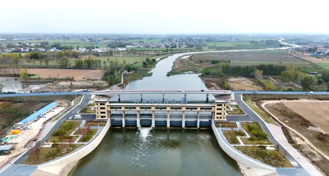 佛耳岗水库新水闸与董村李河口水闸对比,外观相似但规模不同
